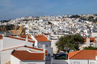 Portekiz 'in Algarve bölgesinde yer alan Albufeira şehrinin kıyı manzarası.