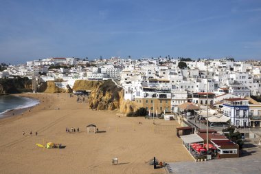 Portekiz 'in Algarve bölgesinde yer alan Albufeira şehrinin kıyı manzarası.