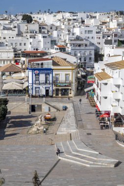 ALBUFEIRA, PORTUGAL - 9 Kasım 2024: Albufeira şehir merkezi plaj kentsel bakış açısının yanında.