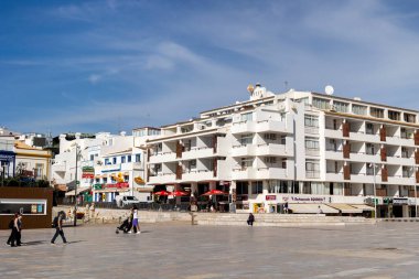 ALBUFEIRA, PORTUGAL - 9 Kasım 2024: Albufeira şehir merkezi plaj kentsel bakış açısının yanında.