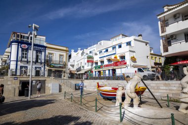 ALBUFEIRA, PORTUGAL - 9 Kasım 2024: Albufeira şehir merkezindeki yerel balıkçı heykelleri.