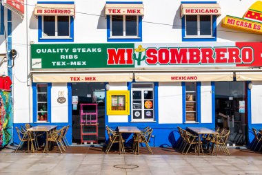 ALBUFEIRA, PORTUGAL - 9 Kasım 2024: İş yerleri ve tipik dar sokakların yer aldığı Albufeira şehrinde güneşli bir gün.