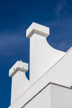 Algarve bölgesinin tipik beyaz bacaları, Portekiz.