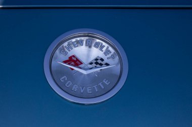 FARO, PORTUGAL, 04 Ağustos 2024: Klasik Amerikan Chevrolet Corvette araba logosuna yakın çekim.