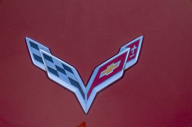 FARO, PORTUGAL, 04 Ağustos 2024: lüks Amerikan Chevrolet Corvette araba logosunun kapanışı.