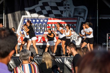 FARO, PORTUGAL, 04 Ağustos 2024: Klasik arabalarla Amerikan Otomobil Fuarı Algarve Etkinliği ve poster gösterileri, rockabilly konserleri ve dans grupları da dahil olmak üzere çeşitli Amerikan etkinlikleri gerçekleşiyor.