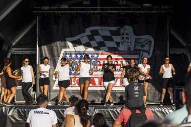 FARO, PORTUGAL, 04 Ağustos 2024: Klasik arabalarla Amerikan Otomobil Fuarı Algarve Etkinliği ve poster gösterileri, rockabilly konserleri ve dans grupları da dahil olmak üzere çeşitli Amerikan etkinlikleri gerçekleşiyor.