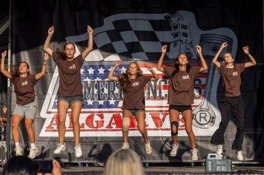 FARO, PORTUGAL, 04 Ağustos 2024: Klasik arabalarla Amerikan Otomobil Fuarı Algarve Etkinliği ve poster gösterileri, rockabilly konserleri ve dans grupları da dahil olmak üzere çeşitli Amerikan etkinlikleri gerçekleşiyor.