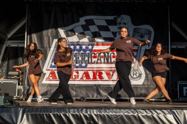 FARO, PORTUGAL, 04 Ağustos 2024: Klasik arabalarla Amerikan Otomobil Fuarı Algarve Etkinliği ve poster gösterileri, rockabilly konserleri ve dans grupları da dahil olmak üzere çeşitli Amerikan etkinlikleri gerçekleşiyor.