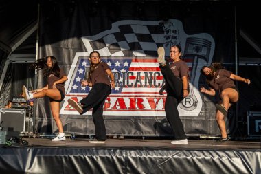 FARO, PORTUGAL, 04 Ağustos 2024: Klasik arabalarla Amerikan Otomobil Fuarı Algarve Etkinliği ve poster gösterileri, rockabilly konserleri ve dans grupları da dahil olmak üzere çeşitli Amerikan etkinlikleri gerçekleşiyor.