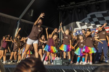 FARO, PORTUGAL, 04 Ağustos 2024: Klasik arabalarla Amerikan Otomobil Fuarı Algarve Etkinliği ve poster gösterileri, rockabilly konserleri ve dans grupları da dahil olmak üzere çeşitli Amerikan etkinlikleri gerçekleşiyor.