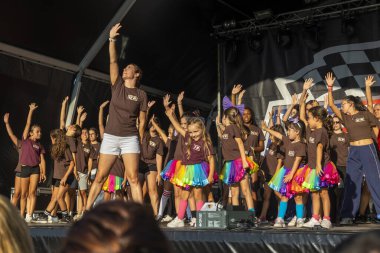 FARO, PORTUGAL, 04 Ağustos 2024: Klasik arabalarla Amerikan Otomobil Fuarı Algarve Etkinliği ve poster gösterileri, rockabilly konserleri ve dans grupları da dahil olmak üzere çeşitli Amerikan etkinlikleri gerçekleşiyor.