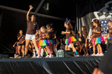 FARO, PORTUGAL, 04 Ağustos 2024: Klasik arabalarla Amerikan Otomobil Fuarı Algarve Etkinliği ve poster gösterileri, rockabilly konserleri ve dans grupları da dahil olmak üzere çeşitli Amerikan etkinlikleri gerçekleşiyor.
