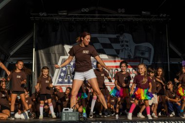 FARO, PORTUGAL, 04 Ağustos 2024: Klasik arabalarla Amerikan Otomobil Fuarı Algarve Etkinliği ve poster gösterileri, rockabilly konserleri ve dans grupları da dahil olmak üzere çeşitli Amerikan etkinlikleri gerçekleşiyor.