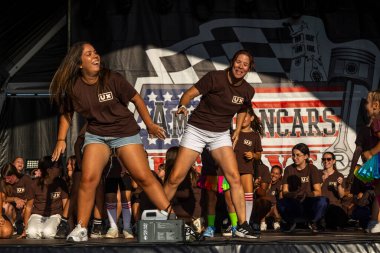 FARO, PORTUGAL, 04 Ağustos 2024: Klasik arabalarla Amerikan Otomobil Fuarı Algarve Etkinliği ve poster gösterileri, rockabilly konserleri ve dans grupları da dahil olmak üzere çeşitli Amerikan etkinlikleri gerçekleşiyor.
