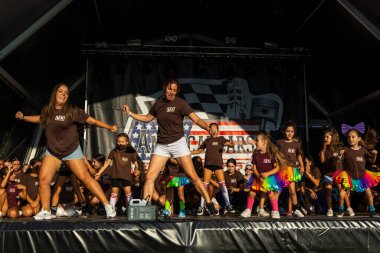 FARO, PORTUGAL, 04 Ağustos 2024: Klasik arabalarla Amerikan Otomobil Fuarı Algarve Etkinliği ve poster gösterileri, rockabilly konserleri ve dans grupları da dahil olmak üzere çeşitli Amerikan etkinlikleri gerçekleşiyor.