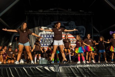 FARO, PORTUGAL, 04 Ağustos 2024: Klasik arabalarla Amerikan Otomobil Fuarı Algarve Etkinliği ve poster gösterileri, rockabilly konserleri ve dans grupları da dahil olmak üzere çeşitli Amerikan etkinlikleri gerçekleşiyor.
