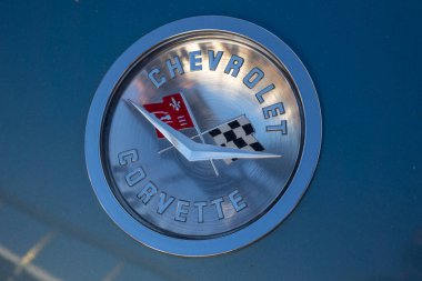 FARO, PORTUGAL, 04 Ağustos 2024: Klasik Amerikan Chevrolet Corvette araba logosuna yakın çekim.