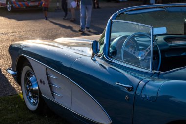 FARO, PORTUGAL, 04 Ağustos 2024: Klasik arabalı Amerikan Otomobil Fuarı Algarve Etkinliği ve poster gösterileri, rockabilly konserleri ve çok daha fazlası da dahil olmak üzere çeşitli Amerikan etkinlikleri gerçekleşiyor.