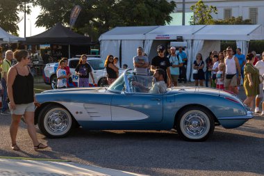 FARO, PORTUGAL, 04 Ağustos 2024: Klasik arabalı Amerikan Otomobil Fuarı Algarve Etkinliği ve poster gösterileri, rockabilly konserleri ve çok daha fazlası da dahil olmak üzere çeşitli Amerikan etkinlikleri gerçekleşiyor.