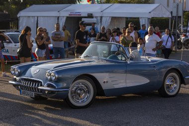FARO, PORTUGAL, 04 Ağustos 2024: Klasik arabalı Amerikan Otomobil Fuarı Algarve Etkinliği ve poster gösterileri, rockabilly konserleri ve çok daha fazlası da dahil olmak üzere çeşitli Amerikan etkinlikleri gerçekleşiyor.
