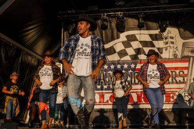FARO, PORTUGAL, 04 Ağustos 2024: Klasik arabalarla Amerikan Otomobil Fuarı Algarve Etkinliği ve poster gösterileri, rockabilly konserleri ve dans grupları da dahil olmak üzere çeşitli Amerikan etkinlikleri gerçekleşiyor.