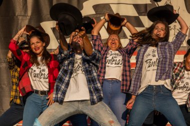 FARO, PORTUGAL, 04 Ağustos 2024: Klasik arabalarla Amerikan Otomobil Fuarı Algarve Etkinliği ve poster gösterileri, rockabilly konserleri ve dans grupları da dahil olmak üzere çeşitli Amerikan etkinlikleri gerçekleşiyor.