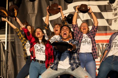 FARO, PORTUGAL, 04 Ağustos 2024: Klasik arabalarla Amerikan Otomobil Fuarı Algarve Etkinliği ve poster gösterileri, rockabilly konserleri ve dans grupları da dahil olmak üzere çeşitli Amerikan etkinlikleri gerçekleşiyor.