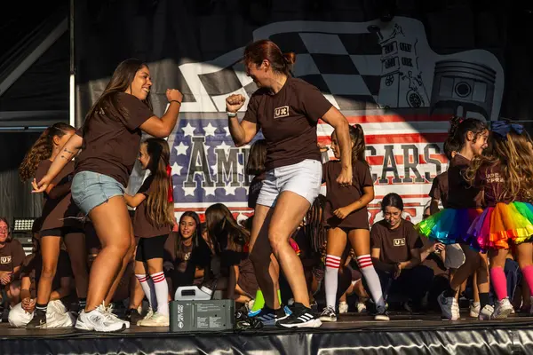 FARO, PORTUGAL, 04 Ağustos 2024: Klasik arabalarla Amerikan Otomobil Fuarı Algarve Etkinliği ve poster gösterileri, rockabilly konserleri ve dans grupları da dahil olmak üzere çeşitli Amerikan etkinlikleri gerçekleşiyor.