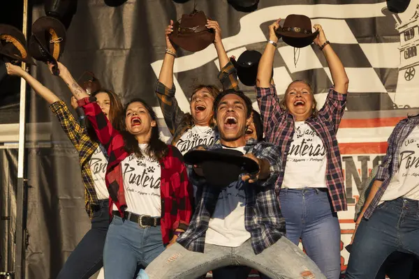 FARO, PORTUGAL, 04 Ağustos 2024: Klasik arabalarla Amerikan Otomobil Fuarı Algarve Etkinliği ve poster gösterileri, rockabilly konserleri ve dans grupları da dahil olmak üzere çeşitli Amerikan etkinlikleri gerçekleşiyor.