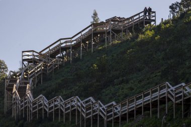 Portekiz, Monchique, Alferce 'de bulunan dağ yürüyüşü yapan birçok turist tarafından kullanılan tahta patika..