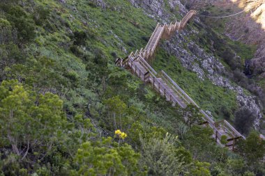 Portekiz, Monchique, Alferce 'de bulunan dağ yürüyüşü yapan birçok turist tarafından kullanılan tahta patika..