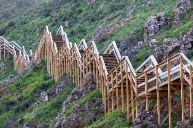 Portekiz, Monchique, Alferce 'de bulunan dağ yürüyüşü yapan birçok turist tarafından kullanılan tahta patika..