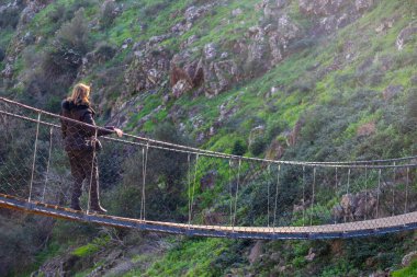 ALFERCE, PORTUGAL - 3 Şubat 2024: Tahta yol, asma köprü birçok turist tarafından kullanılan dağ, Alferce, Monchique, Portekiz.