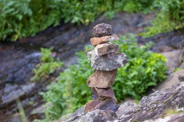 Dağlardaki küçük bir su akıntısının yanındaki taş yığınının yakın görüntüsü..
