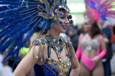 LOULE, PORTUGAL - 17 Şubat 2024: Loule, Portekiz 'deki Renkli Karnaval Festivali katılımcıları.