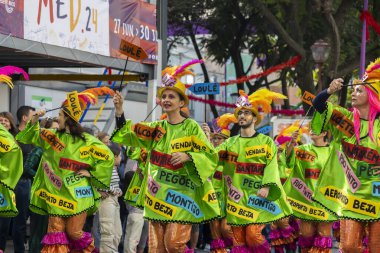 LOULE, PORTUGAL - 17 Şubat 2024: Loule, Portekiz 'deki Renkli Karnaval Festivali katılımcıları.