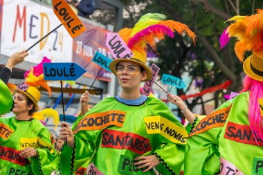 LOULE, PORTUGAL - 17 Şubat 2024: Loule, Portekiz 'deki Renkli Karnaval Festivali katılımcıları.
