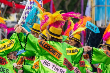 LOULE, PORTUGAL - 17 Şubat 2024: Loule, Portekiz 'deki Renkli Karnaval Festivali katılımcıları.