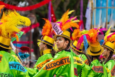 LOULE, PORTUGAL - 17 Şubat 2024: Loule, Portekiz 'deki Renkli Karnaval Festivali katılımcıları.