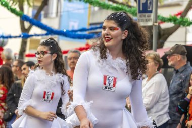 LOULE, PORTUGAL - 17 Şubat 2024: Loule, Portekiz 'deki Renkli Karnaval Festivali katılımcıları.