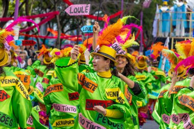 LOULE, PORTUGAL - 17 Şubat 2024: Loule, Portekiz 'deki Renkli Karnaval Festivali katılımcıları.