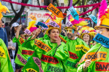 LOULE, PORTUGAL - 17 Şubat 2024: Loule, Portekiz 'deki Renkli Karnaval Festivali katılımcıları.
