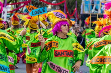 LOULE, PORTUGAL - 17 Şubat 2024: Loule, Portekiz 'deki Renkli Karnaval Festivali katılımcıları.