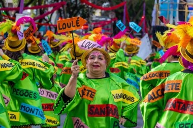 LOULE, PORTUGAL - 17 Şubat 2024: Loule, Portekiz 'deki Renkli Karnaval Festivali katılımcıları.