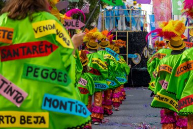 LOULE, PORTUGAL - 17 Şubat 2024: Loule, Portekiz 'deki Renkli Karnaval Festivali katılımcıları.