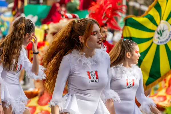 LOULE, PORTUGAL - 17 Şubat 2024: Loule, Portekiz 'deki Renkli Karnaval Festivali katılımcıları.