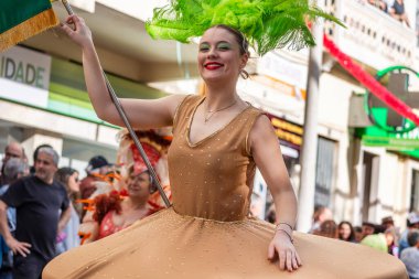 LOULE, PORTUGAL - 17 Şubat 2024: Loule, Portekiz 'deki Renkli Karnaval Festivali katılımcıları.