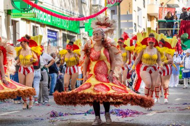 LOULE, PORTUGAL - 17 Şubat 2024: Loule, Portekiz 'deki Renkli Karnaval Festivali katılımcıları.