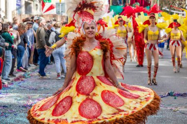 LOULE, PORTUGAL - 17 Şubat 2024: Loule, Portekiz 'deki Renkli Karnaval Festivali katılımcıları.
